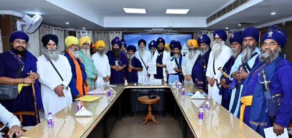 ਇਕੱਤਰਤਾ ਦੌਰਾਨ ਹਾਜ਼ਰ ਸ਼੍ਰੋਮਣੀ ਕਮੇਟੀ ਪ੍ਰਧਾਨ ਧਾਮੀ, ਕਮੇਟੀ ਮੈਂਬਰ, ਨਿਹੰਗ ਸਿੰਘਾਂ ਦੇ ਮੁਖੀ ਤੇ ਹੋਰ।