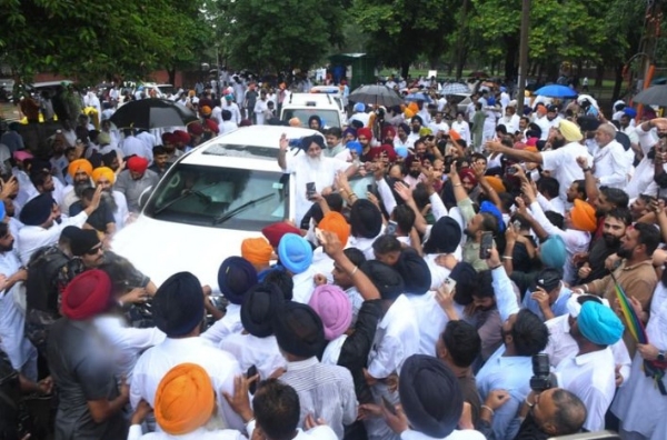 ਐਸਆਈਟੀ ਸਾਹਮਣੇ ਪੇਸ਼ ਹੋਣ ਤੋਂ ਪਹਿਲਾਂ ਸ਼੍ਰੋਮਣੀ ਅਕਾਲੀ ਦਲ ਦੇ ਪ੍ਰਧਾਨ ਸੁਖਬੀਰ ਸਿੰਘ ਬਾਦਲ।