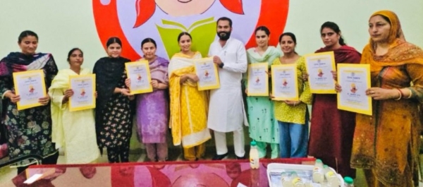 ਫਾਜ਼ਿਲਕਾ ਦੇ ਵਿਧਾਇਕ ਨਰਿੰਦਰ ਪਾਲ ਸਿੰਘ ਸਵਨਾ ਨਿਯੁਕਤੀ ਪੱਤਰ ਵੰਡਦੇ ਹੋਏ।
