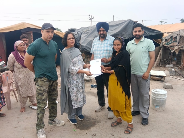 ਸੈਕਟਰ-80 ਨੇੜੇ ਸਥਿਤ ਝੁੱਗੀ-ਝੌਂਪੜੀਆਂ ਦੇ ਐਨਿਊਮਰੇਸ਼ਨ ਫਾਰਮ ਦਿੰਦੇ ਹੋਏ।