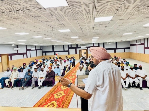 ਮੀਟਿੰਗ ਦੌਰਾਨ ਸੰਬੋਧਨ ਕਰਦੇ ਹੋਏ ਵਿਧਾਇਕ ਕੁਲਜੀਤ ਸਿੰਘ ਰੰਧਾਵਾ। ਮੀਟਿੰਗ ਦੌਰਾਨ ਸੰਬੋਧਨ ਕਰਦੇ ਹੋਏ ਵਿਧਾਇਕ ਕੁਲਜੀਤ ਸਿੰਘ ਰੰਧਾਵਾ।