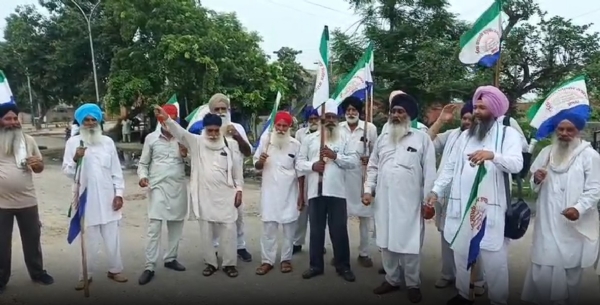 ਦਿੱਲੀ ਰਵਾਨਾ ਹੋਣ ਤੋਂ ਪਹਿਲਾਂ ਪ੍ਰਦਰਸ਼ਨ ਕਰਦੇ ਹੋਏ ਕਿਸਾਨ।