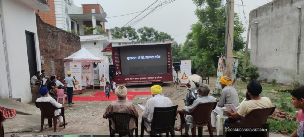 ਸ੍ਰੀ ਗੁਰੂ ਰਵੀਦਾਸ ਜੀ ਦੀ ਡਾਕੂਮੈਟਰੀ ਦੇਖਦੇ ਹੋਏ ਪਿੰਡ ਵਾਸੀ। ਸ੍ਰੀ ਗੁਰੂ ਰਵੀਦਾਸ ਜੀ ਦੀ ਡਾਕੂਮੈਟਰੀ ਦੇਖਦੇ ਹੋਏ ਪਿੰਡ ਵਾਸੀ।