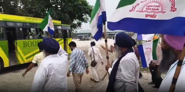 ਦਿੱਲੀ ਜਾਣ ਲਈ ਰਵਾਨਾ ਹੁੰਦੇ ਹੋਏ ਕਿਸਾਨ।