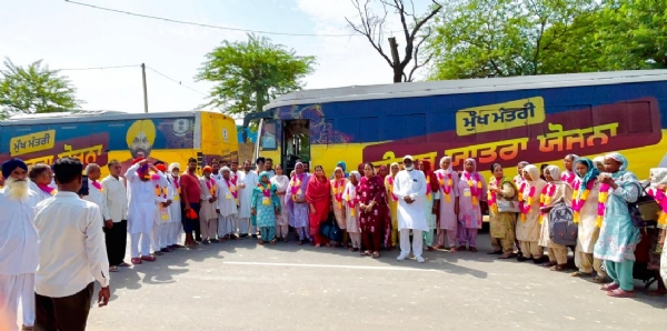 ਬੱਸ ਰਵਾਨਾ ਕਰਦੇ ਹੋਏ ਵਿਧਾਇਕ ਨਰਿੰਦਰਪਾਲ ਸਿੰਘ ਤੇ ਹੋਰ। ਬੱਸ ਰਵਾਨਾ ਕਰਦੇ ਹੋਏ ਵਿਧਾਇਕ ਨਰਿੰਦਰਪਾਲ ਸਿੰਘ ਤੇ ਹੋਰ।