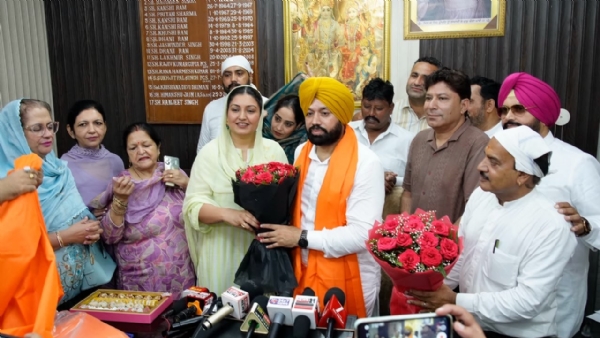 ਨਗਰ ਕੌਂਸਲ ਕੁਰਾਲੀ ਦੇ ਨਵੇਂ ਪ੍ਰਧਾਨ ਬਹਾਦਰ ਸਿੰਘ ਓ.ਕੇ. ਨੂੰ ਗੁਲਦਸਤਾ ਭੇਂਟ ਕਰ ਵਧਾਈ ਦਿੰਦੇ ਹੋਏ ਵਿਧਾਇਕ ਅਨਮੋਲ ਗਗਨ ਮਾਨ।