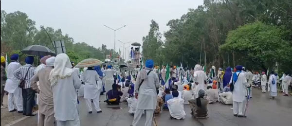 ਪੰਜਾਬ ਅਤੇ ਹਰਿਆਣਾ ਦੇ ਬਾਰਡਰ ’ਤੇ ਧਰਨਾ ਦਿੰਦੇ ਕਿਸਾਨ। ਪੰਜਾਬ ਅਤੇ ਹਰਿਆਣਾ ਦੇ ਬਾਰਡਰ ’ਤੇ ਧਰਨਾ ਦਿੰਦੇ ਕਿਸਾਨ।