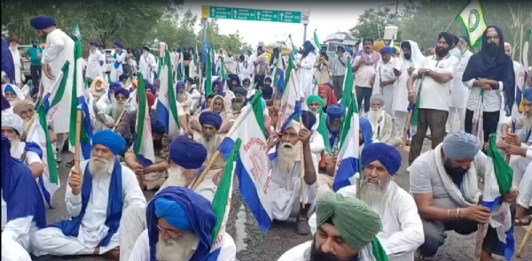 ਪੰਜਾਬ ਅਤੇ ਹਰਿਆਣਾ ਦੇ ਬਾਰਡਰ ਧਰਨਾ ਪ੍ਰਦਰਸ਼ਨ ਕਰਦੇ ਕਿਸਾਨ ਪੰਜਾਬ ਅਤੇ ਹਰਿਆਣਾ ਦੇ ਬਾਰਡਰ ਧਰਨਾ ਪ੍ਰਦਰਸ਼ਨ ਕਰਦੇ ਕਿਸਾਨ