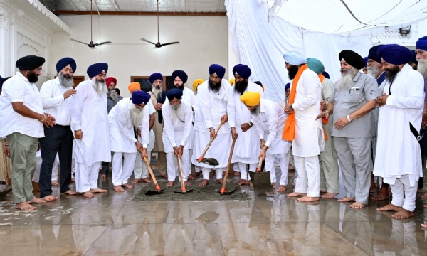ਕਮਰਾ ਬਨਾਉਣ ਦੀ ਸੇਵਾ ਦੀ ਸ਼ੁਰੂਆਤ ਕਰਦੇ ਹੋਏ ਸ਼੍ਰੋਮਣੀ ਕਮੇਟੀ ਦੇ ਪ੍ਰਧਾਨ ਐਡਵੋਕੇਟ ਹਰਜਿੰਦਰ ਸਿੰਘ ਧਾਮੀ ਤੇ ਹੋਰ ਸੰਗਤ। ਕਮਰਾ ਬਨਾਉਣ ਦੀ ਸੇਵਾ ਦੀ ਸ਼ੁਰੂਆਤ ਕਰਦੇ ਹੋਏ ਸ਼੍ਰੋਮਣੀ ਕਮੇਟੀ ਦੇ ਪ੍ਰਧਾਨ ਐਡਵੋਕੇਟ ਹਰਜਿੰਦਰ ਸਿੰਘ ਧਾਮੀ ਤੇ ਹੋਰ ਸੰਗਤ।