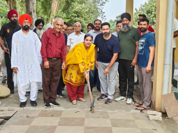 ਪਾਰਕ ’ਚ ਖੇਡ ਢਾਂਚੇ ਦੇ ਨਿਰਮਾਣ ਕਾਰਜਾਂ ਦੀ ਸ਼ੁਰੂਆਤ ਕਰਦੇ ਹੋਏ ਵਿਧਾਇਕਾ ਜੀਵਨਜੋਤ ਕੌਰ। ਪਾਰਕ ’ਚ ਖੇਡ ਢਾਂਚੇ ਦੇ ਨਿਰਮਾਣ ਕਾਰਜਾਂ ਦੀ ਸ਼ੁਰੂਆਤ ਕਰਦੇ ਹੋਏ ਵਿਧਾਇਕਾ ਜੀਵਨਜੋਤ ਕੌਰ।