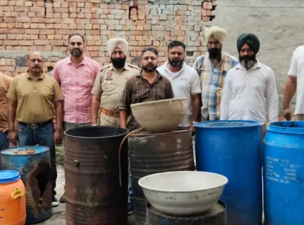 ਬਰਾਮਦ ਕੀਤੇ ਲਾਹਣ ਸਬੰਧੀ ਜਾਣਕਾਰੀ ਦਿੰਦੇ ਹੋਏ ਅਧਿਕਾਰੀ।