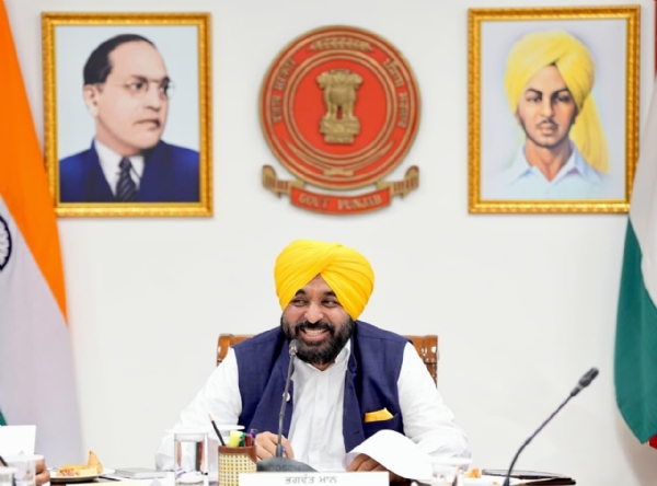 ਪੰਜਾਬ ਕੈਬਨਿਟ ਦੀ ਮੀਟਿੰਗ ਦੀ ਅਗਵਾਈ ਕਰਦੇ ਹੋਏ ਮੁੱਖ ਮੰਤਰੀ ਭਗਵੰਤ ਸਿੰਘ ਮਾਨ। ਪੰਜਾਬ ਕੈਬਨਿਟ ਦੀ ਮੀਟਿੰਗ ਦੀ ਅਗਵਾਈ ਕਰਦੇ ਹੋਏ ਮੁੱਖ ਮੰਤਰੀ ਭਗਵੰਤ ਸਿੰਘ ਮਾਨ।