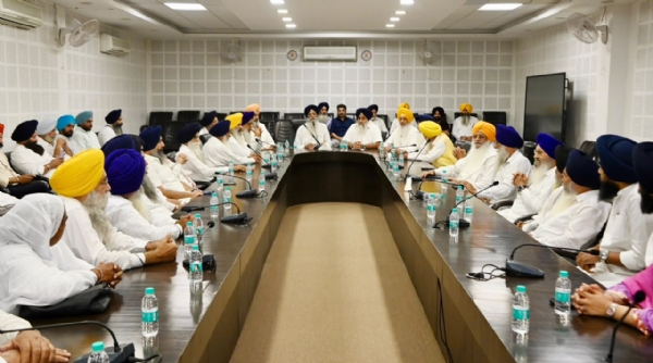 ਮੀਟਿੰਗ ਕਰਦੇ ਹੋਏ ਸ਼੍ਰੋਮਣੀ ਅਕਾਲੀ ਦਲ ਦੇ ਪ੍ਰਧਾਨ ਸੁਖਬੀਰ ਸਿੰਘ ਬਾਦਲ ਮੀਟਿੰਗ ਕਰਦੇ ਹੋਏ ਸ਼੍ਰੋਮਣੀ ਅਕਾਲੀ ਦਲ ਦੇ ਪ੍ਰਧਾਨ ਸੁਖਬੀਰ ਸਿੰਘ ਬਾਦਲ