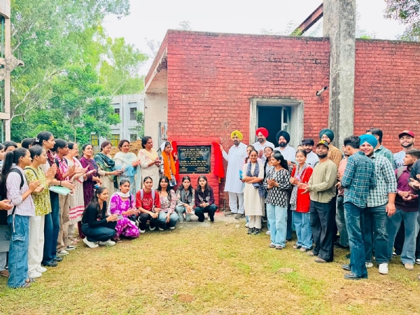 ਵਿਧਾਇਕ ਕੁਲਜੀਤ ਸਿੰਘ ਰੰਧਾਵਾ ਨਵੇਂ ਟਿਊਬਵੈੱਲ ਦਾ ਨੀਂਹ ਪੱਥਰ ਰੱਖਦੇ ਹੋਏ। ਵਿਧਾਇਕ ਕੁਲਜੀਤ ਸਿੰਘ ਰੰਧਾਵਾ ਨਵੇਂ ਟਿਊਬਵੈੱਲ ਦਾ ਨੀਂਹ ਪੱਥਰ ਰੱਖਦੇ ਹੋਏ।