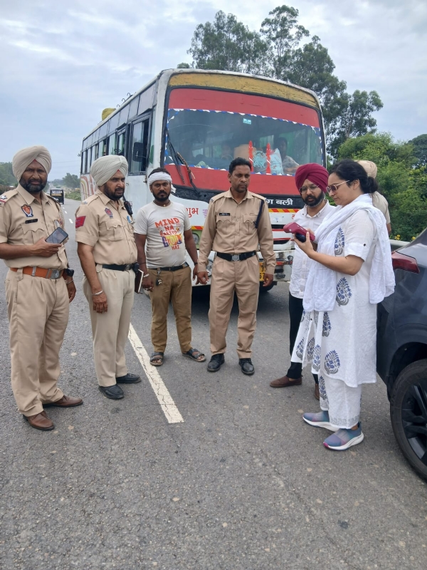 ਬੱਸ ਦਾ ਚਲਾਨ ਕੱਟਦੇ ਹੋਏ ਆਰਟੀਏ ਦੇ ਅਧਿਕਾਰੀ। ਬੱਸ ਦਾ ਚਲਾਨ ਕੱਟਦੇ ਹੋਏ ਆਰਟੀਏ ਦੇ ਅਧਿਕਾਰੀ।