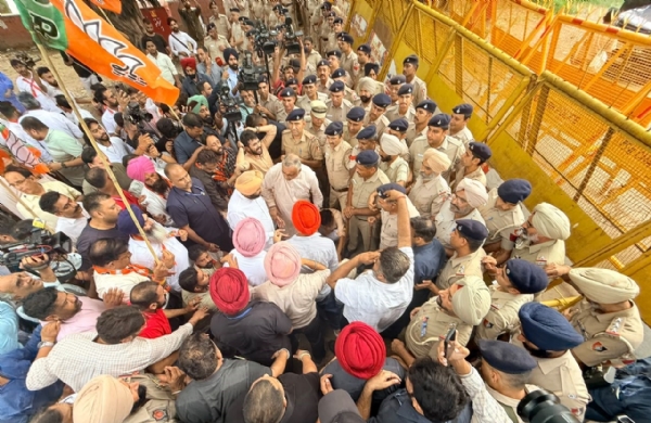 ਪੰਜਾਬ ਕਾਂਗਰਸ ਦੇ ਮੁੱਖ ਦਫ਼ਤਰ ਅੱਗੇ ਪ੍ਰਦਰਸ਼ਨ ਕਰਦੇ ਹੋਏ ਪੰਜਾਬ ਭਾਜਪਾ ਪ੍ਰਧਾਨ ਤੇ ਸੀਨੀਅਰ ਆਗੂ। ਪੰਜਾਬ ਕਾਂਗਰਸ ਦੇ ਮੁੱਖ ਦਫ਼ਤਰ ਅੱਗੇ ਪ੍ਰਦਰਸ਼ਨ ਕਰਦੇ ਹੋਏ ਪੰਜਾਬ ਭਾਜਪਾ ਪ੍ਰਧਾਨ ਤੇ ਸੀਨੀਅਰ ਆਗੂ।