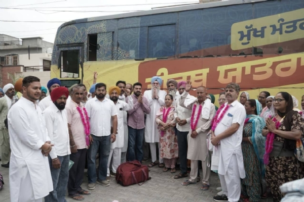 ਬੱਸਾਂ ਨੂੰ ਰਵਾਨਾ ਕਰਦੇ ਹੋਏ ਪੰਜਾਬ ਵਿਧਾਨ ਸਭਾ ਦੇ ਸਪੀਕਰ ਕੁਲਤਾਰ ਸਿੰਘ ਸੰਧਵਾਂ।