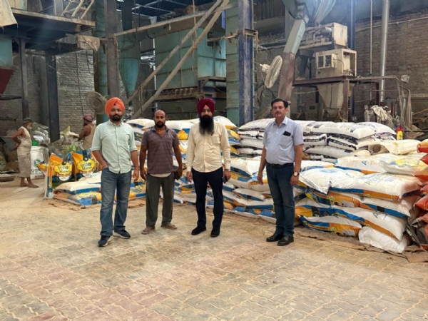 ਮੁੱਖ ਖੇਤੀਬਾੜੀ ਅਫ਼ਸਰ ਅਮਰਜੀਤ ਸਿੰਘ ਦੋਸਾਂਝ ਜਾਣਕਾਰੀ ਦਿੰਦੇ ਹੋਏ। ਮੁੱਖ ਖੇਤੀਬਾੜੀ ਅਫ਼ਸਰ ਅਮਰਜੀਤ ਸਿੰਘ ਦੋਸਾਂਝ ਜਾਣਕਾਰੀ ਦਿੰਦੇ ਹੋਏ।