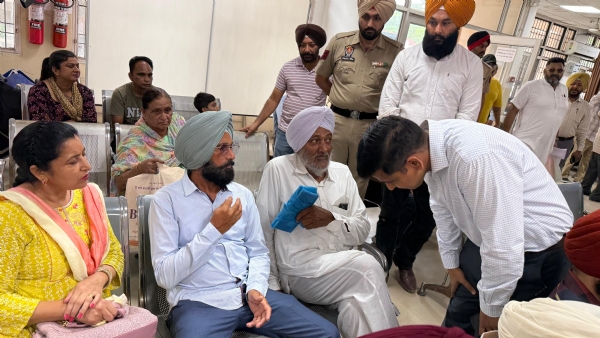 ਪਟਿਆਲਾ ਦੇ ਡਿਪਟੀ ਕਮਿਸ਼ਨਰ ਡਾ. ਹਿਮਾਂਸ਼ੂ ਅਗਰਵਾਲ ਲੋਕਾਂ ਨਾਲ ਗੱਲਬਾਤ ਕਰਕੇ ਸੇਵਾਵਾਂ ਦਾ ਜਾਇਜ਼ਾ ਲੈਂਦੇ ਹੋਏ।