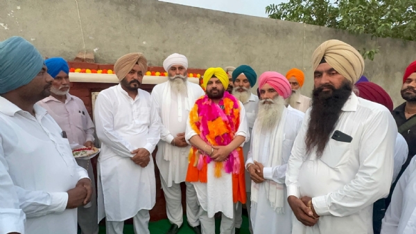 ਸੜਕ ਦੇ ਨਵੀਨੀਕਰਨ ਕਾਰਜ ਦਾ ਨੀਂਹ ਪੱਥਰ ਰੱਖਦੇ ਹੋਏ ਕੈਬਨਿਟ ਮੰਤਰੀ ਹਰਭਜਨ ਸਿੰਘ ਈ.ਟੀ.ਓ.।