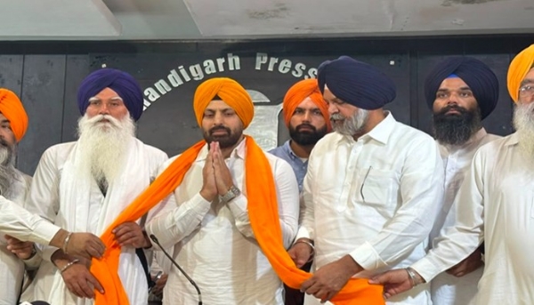 ਅਕਾਲੀ ਦਲ ‘ਵਾਰਿਸ ਪੰਜਾਬ ਦੇ’ ਵਿੱਚ ਸ਼ਾਮਲ ਕਰਦੇ ਹੋਏ ਅਦਾਕਾਰ ਰੱਬੀ ਕੰਦੋਲਾ।