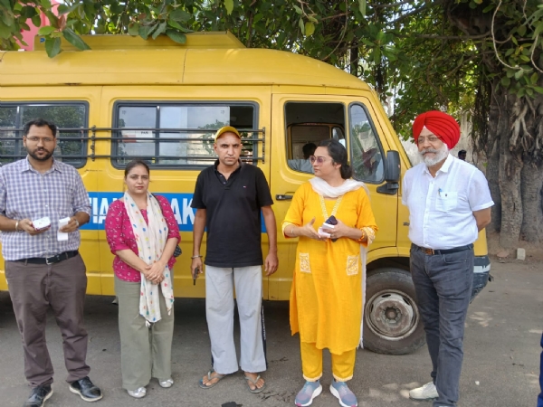 ਆਰ.ਟੀ.ਓ. ਡਾ. ਪੂਨਮ ਪ੍ਰੀਤ ਕੌਰ ਵਾਹਨਾਂ ਦੇ ਚਲਾਨ ਕੱਟਦੇ ਹੋਏ। ਆਰ.ਟੀ.ਓ. ਡਾ. ਪੂਨਮ ਪ੍ਰੀਤ ਕੌਰ ਵਾਹਨਾਂ ਦੇ ਚਲਾਨ ਕੱਟਦੇ ਹੋਏ।