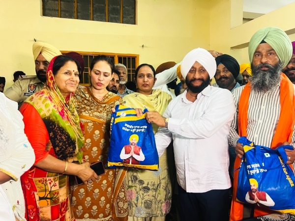 ਪਿੰਡ ਮਟੌਰ ਵਿਖੇ ਰਸੋਈ ਕਿੱਟਾਂ ਵੰਡਦੇ ਹੋਏ ਵਿਧਾਇਕ ਕੁਲਵੰਤ ਸਿੰਘ। ਪਿੰਡ ਮਟੌਰ ਵਿਖੇ ਰਸੋਈ ਕਿੱਟਾਂ ਵੰਡਦੇ ਹੋਏ ਵਿਧਾਇਕ ਕੁਲਵੰਤ ਸਿੰਘ।