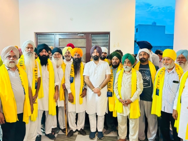 ਹਲਕਾ ਇੰਚਾਰਜ ਰਣਜੋਧ ਸਿੰਘ ਹਡਾਣਾ ’ਆਪ’ ’ਚ ਸ਼ਾਮਲ ਹੋਣ ਵਾਲੇ ਸੁਖਦੇਵ ਸਿੰਘ ਅਤੇ ਹੋਰ ਆਗੂਆਂ ਨੂੰ ਸਿਰੋਪਾਓ ਪਾ ਕੇ ਸਨਮਾਨਿਤ ਕਰਦੇ ਹੋਏ। ਹਲਕਾ ਇੰਚਾਰਜ ਰਣਜੋਧ ਸਿੰਘ ਹਡਾਣਾ ’ਆਪ’ ’ਚ ਸ਼ਾਮਲ ਹੋਣ ਵਾਲੇ ਸੁਖਦੇਵ ਸਿੰਘ ਅਤੇ ਹੋਰ ਆਗੂਆਂ ਨੂੰ ਸਿਰੋਪਾਓ ਪਾ ਕੇ ਸਨਮਾਨਿਤ ਕਰਦੇ ਹੋਏ।