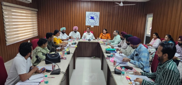 ਪੀ.ਆਰ.ਟੀ.ਸੀ. ਦੇ ਮੁੱਖ ਦਫ਼ਤਰ, ਪਟਿਆਲਾ ਵਿਖੇ ਚੇਅਰਮੈਨ ਐਡਵੋਕੇਟ ਹਰਪਾਲ ਜੁਨੇਜਾ ਮੀਟਿੰਗ ਕਰਦੇ ਹੋਏ। ਪੀ.ਆਰ.ਟੀ.ਸੀ. ਦੇ ਮੁੱਖ ਦਫ਼ਤਰ, ਪਟਿਆਲਾ ਵਿਖੇ ਚੇਅਰਮੈਨ ਐਡਵੋਕੇਟ ਹਰਪਾਲ ਜੁਨੇਜਾ ਮੀਟਿੰਗ ਕਰਦੇ ਹੋਏ।