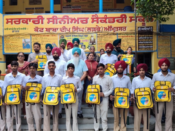 ਸਰਕਾਰੀ ਸਕੂਲ ਦੇ ਵਿਦਿਆਰਥੀਆਂ ਨੂੰ ਸਕੂਲੀ ਬੈਗ ਵੰਡਦੇ ਹੋਏ ਵਿਧਾਇਕ ਡਾ. ਇੰਦਰਬੀਰ ਸਿੰਘ ਨਿੱਜਰ।