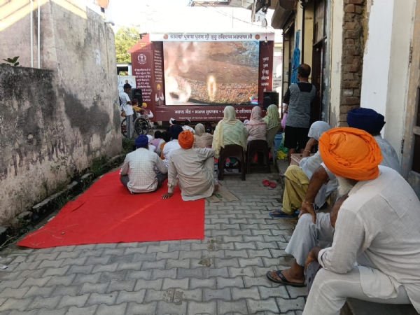 ਸ੍ਰੀ ਗੁਰੂ ਰਵਿਦਾਸ ਜੀ ਦੀ ਵਿਸ਼ੇਸ਼ ਡਾਕੂਮੈਂਟਰੀ ਦੇਖਦੇ ਹੋਏ ਪਿੰਡ ਵਾਸੀ। ਸ੍ਰੀ ਗੁਰੂ ਰਵਿਦਾਸ ਜੀ ਦੀ ਵਿਸ਼ੇਸ਼ ਡਾਕੂਮੈਂਟਰੀ ਦੇਖਦੇ ਹੋਏ ਪਿੰਡ ਵਾਸੀ।