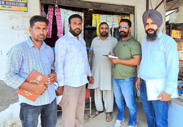 ਫਾਜ਼ਿਲਕਾ ’ਚ ਕੋਟਪਾ ਐਕਟ ਤਹਿਤ ਉਲੰਘਣਾ ਕਰਨ ਵਾਲਿਆਂ ਦੇ ਚਲਾਨ ਕੱਟਦੇ ਹੋਏ ਅਧਿਕਾਰੀ।