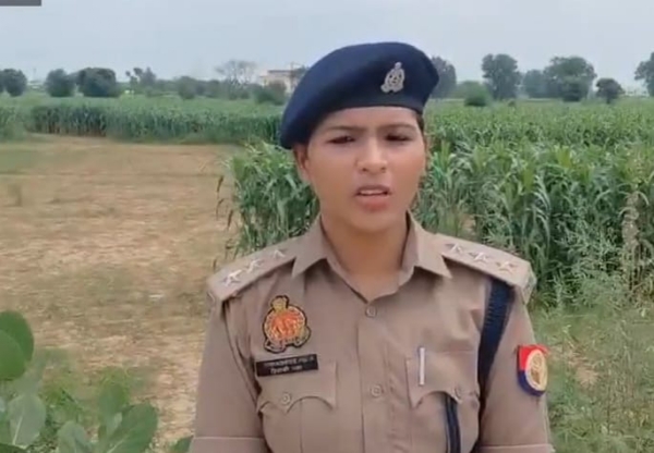 ਘਟਨਾ ਬਾਰੇ ਜਾਣਕਾਰੀ ਦਿੰਦੇ ਹੋਏ ਪੁਲਿਸ ਅਧਿਕਾਰੀ।