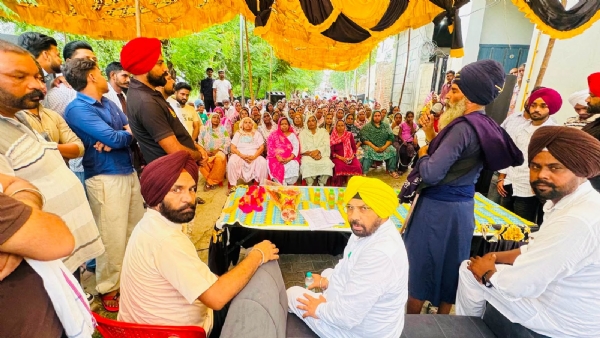 ਲੋਕ ਮਿਲਣੀ ਦੌਰਾਨ ਲੋਕਾਂ ਦੀਆਂ ਸਮੱਸਿਆਵਾਂ ਸੁਣਦੇ ਹੋਏ ਕੈਬਨਿਟ ਮੰਤਰੀ ਹਰਭਜਨ ਸਿੰਘ ਈ.ਟੀ.ਓ. ਲੋਕ ਮਿਲਣੀ ਦੌਰਾਨ ਲੋਕਾਂ ਦੀਆਂ ਸਮੱਸਿਆਵਾਂ ਸੁਣਦੇ ਹੋਏ ਕੈਬਨਿਟ ਮੰਤਰੀ ਹਰਭਜਨ ਸਿੰਘ ਈ.ਟੀ.ਓ.