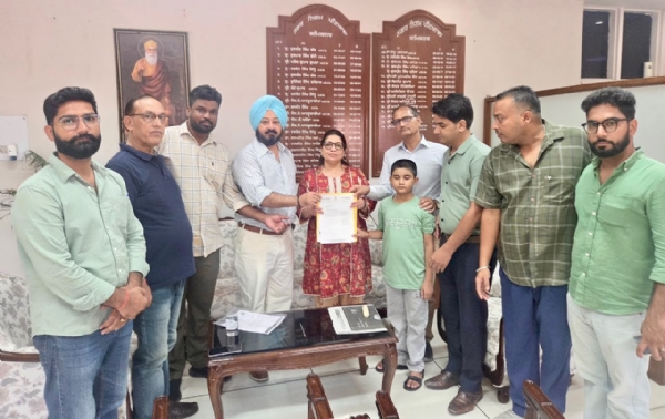ਜੀਨਗਰ ਸਮਾਜ ਵੱਲੋਂ ਵਿਧਾਇਕ ਅਜੀਤਪਾਲ ਸਿੰਘ ਕੋਹਲੀ ਤੇ ਸਵਰਗੀ ਐਡਵੋਕੇਟ ਡਿੰਪਲ ਖੱਤਰੀ ਦੇ ਪਰਿਵਾਰ ਨੂੰ ਮੰਗ ਪੱਤਰ ਸੌਂਪਦੇ ਹੋਏ। ਜੀਨਗਰ ਸਮਾਜ ਵੱਲੋਂ ਵਿਧਾਇਕ ਅਜੀਤਪਾਲ ਸਿੰਘ ਕੋਹਲੀ ਤੇ ਸਵਰਗੀ ਐਡਵੋਕੇਟ ਡਿੰਪਲ ਖੱਤਰੀ ਦੇ ਪਰਿਵਾਰ ਨੂੰ ਮੰਗ ਪੱਤਰ ਸੌਂਪਦੇ ਹੋਏ।