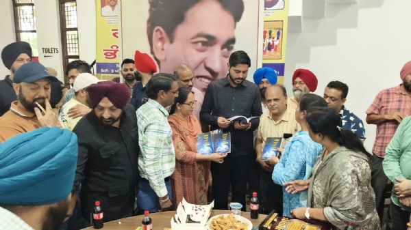ਸ਼ਿਵ ਕੁਮਾਰ ਬਟਾਲਵੀ ਦੇ ਜਨਮ ਦਿਵਸ ਮੌਕੇ ਕਰਵਾਏ ਗਏ ਸਮਾਗਮ ਦੌਰਾਨ ਵਿਧਾਇਕ ਸ਼ੈਰੀ ਕਲਸੀ ਕਿਤਾਬ ਪੜ੍ਹਦੇ ਹੋਏ।