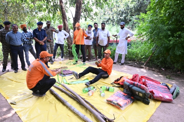 ਸਰਾਲਾ ਹੈਡ ਘੱਗਰ ਵਿਖੇ ਐਨ.ਡੀ.ਆਰ.ਐਫ. ਦੀ ਟੀਮ ਮੌਕ ਡਰਿੱਲ ਕਰਦੀ ਹੋਈ।