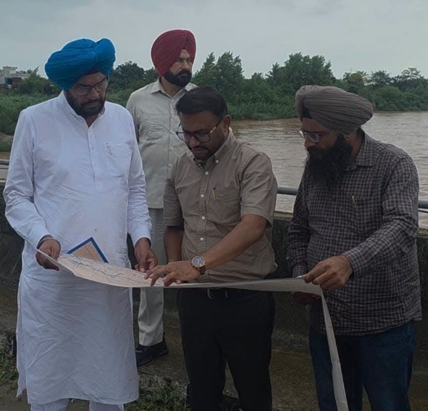 ਉੱਝ ਬੈਰਾਜ ਦਾ ਜਾਇਜ਼ਾ ਲੈਂਦੇ ਹੋਏ ਵਿਧਾਇਕ ਅਤੇ ਸਾਬਕਾ ਮੰਤਰੀ ਕੁਲਦੀਪ ਸਿੰਘ ਧਾਲੀਵਾਲ। ਉੱਝ ਬੈਰਾਜ ਦਾ ਜਾਇਜ਼ਾ ਲੈਂਦੇ ਹੋਏ ਵਿਧਾਇਕ ਅਤੇ ਸਾਬਕਾ ਮੰਤਰੀ ਕੁਲਦੀਪ ਸਿੰਘ ਧਾਲੀਵਾਲ।