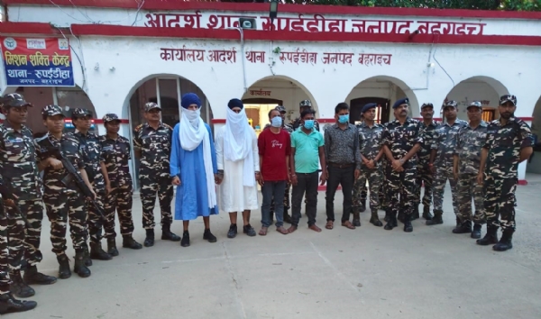 ਪੁਲਿਸ ਅਤੇ ਐਸਐਸਬੀ ਦੀ ਹਿਰਾਸਤ ਵਿੱਚ ਫੜੇ ਗਏ ਸ਼ੱਕੀ ਪੁਲਿਸ ਅਤੇ ਐਸਐਸਬੀ ਦੀ ਹਿਰਾਸਤ ਵਿੱਚ ਫੜੇ ਗਏ ਸ਼ੱਕੀ