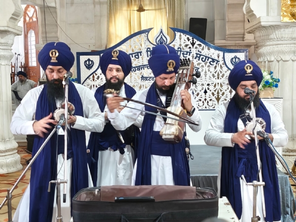 ਗੁਰਦੁਆਰਾ ਸਿੰਘ ਸ਼ਹੀਦਾਂ ਸੋਹਾਣਾ ਵਿਖੇ ਵਾਰਾਂ ਗਾਉਂਦਾ ਹੋਇਆ ਢਾਡੀ ਜਥਾ।