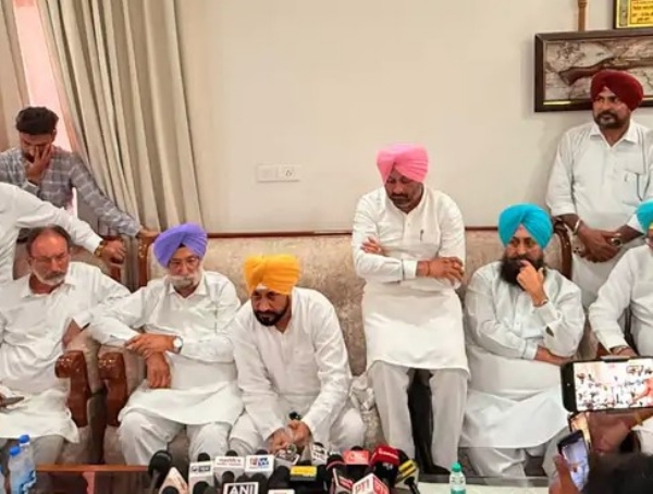 ਪੱਤਰਕਾਰਾਂ ਨਾਲ ਗੱਲਬਾਤ ਕਰਦੇ ਹੋਏ ਸਾਬਕਾ ਮੁੱਖ ਮੰਤਰੀ ਤੇ ਐਮ.ਪੀ. ਚਰਨਜੀਤ ਸਿੰਘ ਚੰਨੀ।