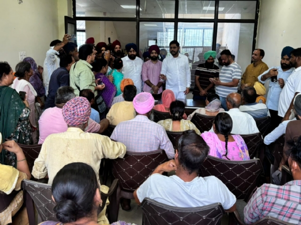ਵਿਧਾਇਕ ਸ਼ੈਰੀ ਕਲਸੀ ਲੋੜਵੰਦ ਪਰਿਵਾਰਾਂ ਨੂੰ ਕੱਚੇ ਮਕਾਨਾਂ ਲਈ ਆਰਥਿਕ ਸਹਾਇਤਾ ਵੰਡਦੇ ਹੋਏ।