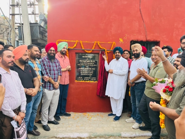 ਜ਼ੀਰਕਪੁਰ ਵਿਖੇ ਵਿਕਾਸ ਕਾਰਜਾਂ ਦਾ ਨੀਂਹ ਪੱਥਰ ਰੱਖਦੇ ਹੋਏ ਵਿਧਾਇਕ ਕੁਲਜੀਤ ਸਿੰਘ ਰੰਧਾਵਾ।