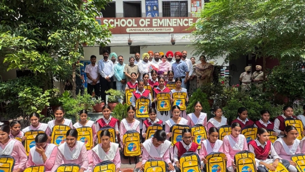 ਮੰਤਰੀ ਹਰਭਜਨ ਸਿੰਘ ਈ.ਟੀ.ਓ. ਸਰਕਾਰੀ ਸਕੂਲਾਂ ਦੇ ਵਿਦਿਆਰਥੀਆਂ ਨੂੰ ਸਕੂਲੀ ਬੈਗ ਵੰਡਦੇ ਹੋਏ।