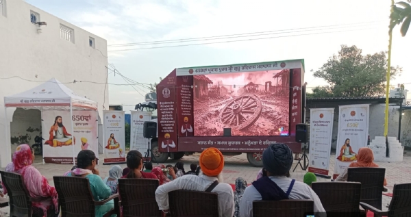 ਸ੍ਰੀ ਗੁਰੂ ਰਵਿਦਾਸ ਜੀ ਮਹਾਰਾਜ ਜੀ ’ਤੇ ਅਧਾਰਿਤ ਦਸਤਾਵੇਜ਼ੀ ਦੇਖਦੇ ਹੋਏ ਪਿੰਡ ਵਾਸੀ।