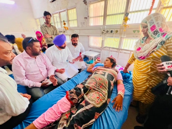 ਜਖਮੀ ਸਫਾਈ ਕਰਮਚਾਰੀਆਂ ਦਾ ਹਸਪਤਾਲ ਵਿਖੇ ਹਾਲ ਪੁੱਛਦੇ ਹੋਏ ਭਾਜਪਾ ਆਗੂ ਅਤੇ ਸਾਬਕਾ ਕੇਂਦਰੀ ਰੇਲ ਰਾਜ ਮੰਤਰੀ ਰਵਨੀਤ ਸਿੰਘ ਬਿੱਟੂ