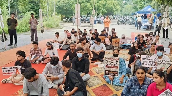 ਡੀਸੀ ਦਫ਼ਤਰ ਦੇ ਬਾਹਰ ਪ੍ਰਦਰਸ਼ਨ ਕਰਦੇ ਹੋਏ ਵਿਦਿਆਰਥੀ।