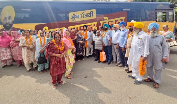 ਬੱਸਾਂ ਰਵਾਨਾ ਕਰਦੇ ਹੋਏ ਪਟਿਆਲਾ ਦੇ ਵਿਧਾਇਕ ਅਜੀਤਪਾਲ ਸਿੰਘ ਕੋਹਲੀ।