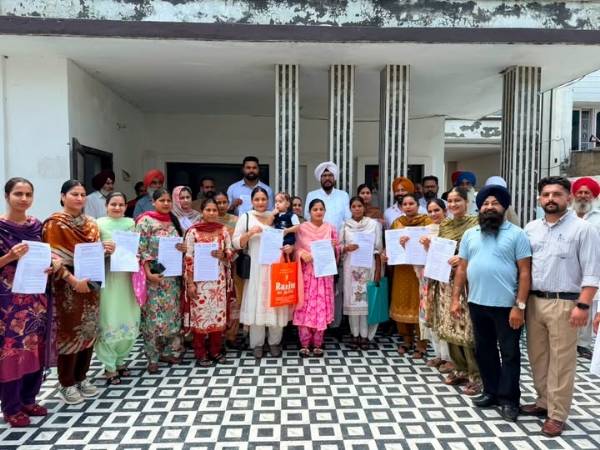 ਵਿਧਾਇਕ ਤੇ ਸਾਬਕਾ ਮੰਤਰੀ ਕੁਲਦੀਪ ਸਿੰਘ ਧਾਲੀਵਾਲ ਨਵ ਨਿਯੁਕਤ ਆਂਗਨਵਾੜੀ ਵਰਕਰਾਂ ਨੂੰ ਨਿਯੁਕਤੀ ਪੱਤਰ ਦਿੰਦੇ ਹੋਏ।