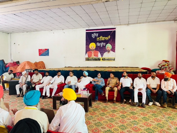 ਯੁੱਧ ਨਸ਼ਿਆਂ ਵਿਰੁੱਧ ਮੁਹਿੰਮ ਤਹਿਤ ਪਿੰਡ ਹੰਡੇਸਰਾ ਵਿਖੇ ਜਾਗਰੂਕਤਾ ਮੀਟਿੰਗ ਦੌਰਾਨ ਸੰਬੋਧਨ ਕਰਦੇ ਹੋਏ ਵਿਧਾਇਕ ਕੁਲਜੀਤ ਸਿੰਘ ਰੰਧਾਵਾ।